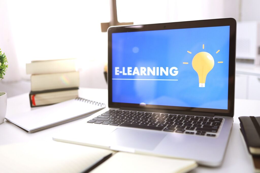 BaWiG - Laptop mit E-Learning Grafik am Bildschirm