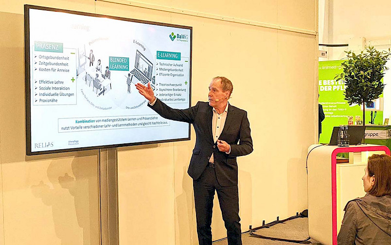 BaWiG - Prof. Dr. Schottler beim Vortrag über kompetenzorientierter Fort- und Weiterbildung im Gesundheits- und Sozialwesen mit Blendend Learning und innovativen digitalen Lösungen